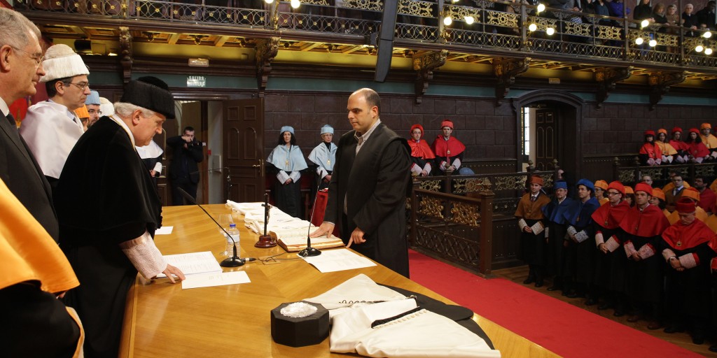 Juramento de un nuevo titulado del curso pasado Juramento de un nuevo titulado del curso pasado