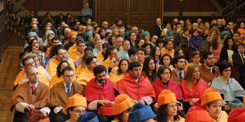 Investidura de los nuevos titulados de los dobles grados de ADE + Derecho y ADE + Ingeniería Investidura de los nuevos titulados de los dobles grados de ADE + Derecho y ADE + Ingeniería