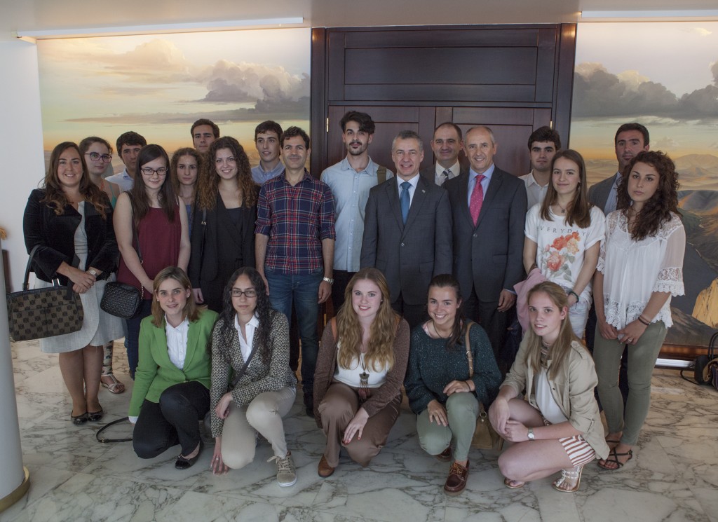 Visita de los estudiantes de Derecho al Parlamento Vasco Visita de los estudiantes de Derecho al Parlamento Vasco