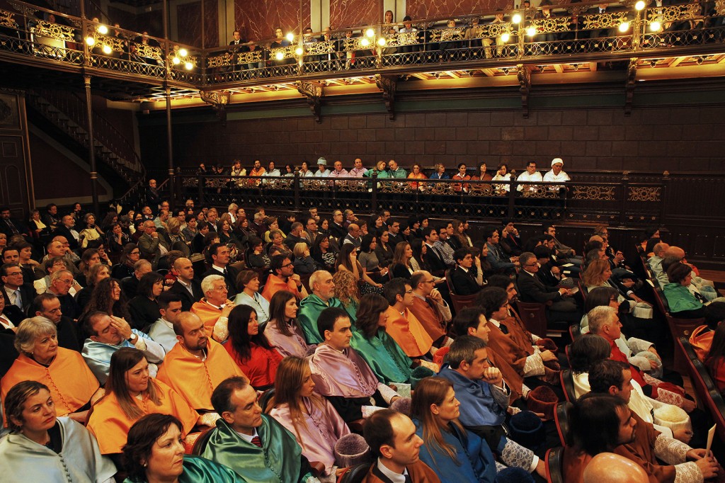 Investidura de los nuevos graduados de la Facultad de Ciencias Sociales y Humanas de la promoción 2014-15 Investidura de los nuevos graduados de la Facultad de Ciencias Sociales y Humanas de la promoción 2014-15