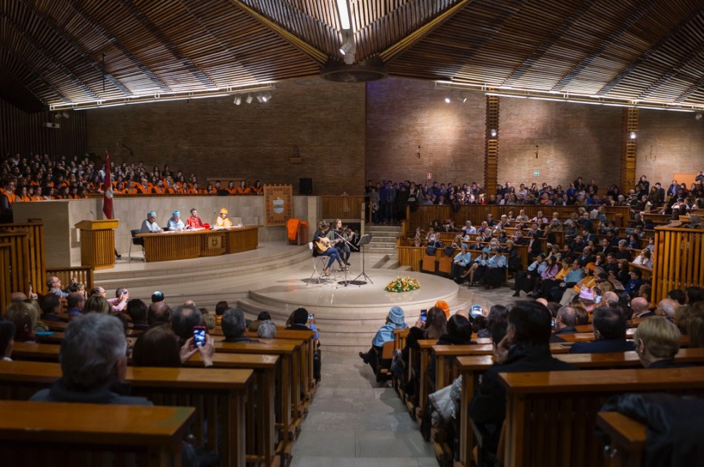 Acto de investidura de nuevos graduados en Educación Primaria en el campus de San Sebastián de la Universidad de Deusto
