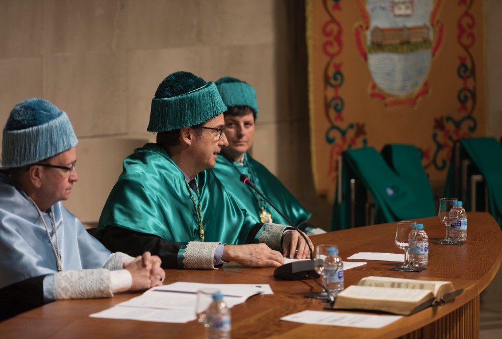 Acto de investidura de nuevos graduados en Educación Primaria y en Educación Primaria y Ciencias de la Actividad Física y del Deporte Acto de investidura de nuevos graduados en Educación Primaria y en Educación Primaria y Ciencias de la Actividad Física y del Deporte