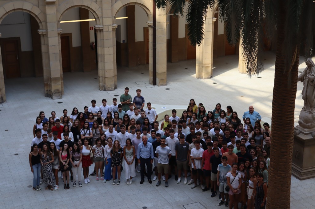 Jornadas de acogida a nuevos colegiales en el Colegio Mayor Deusto Jornadas de acogida a nuevos colegiales en el Colegio Mayor Deusto