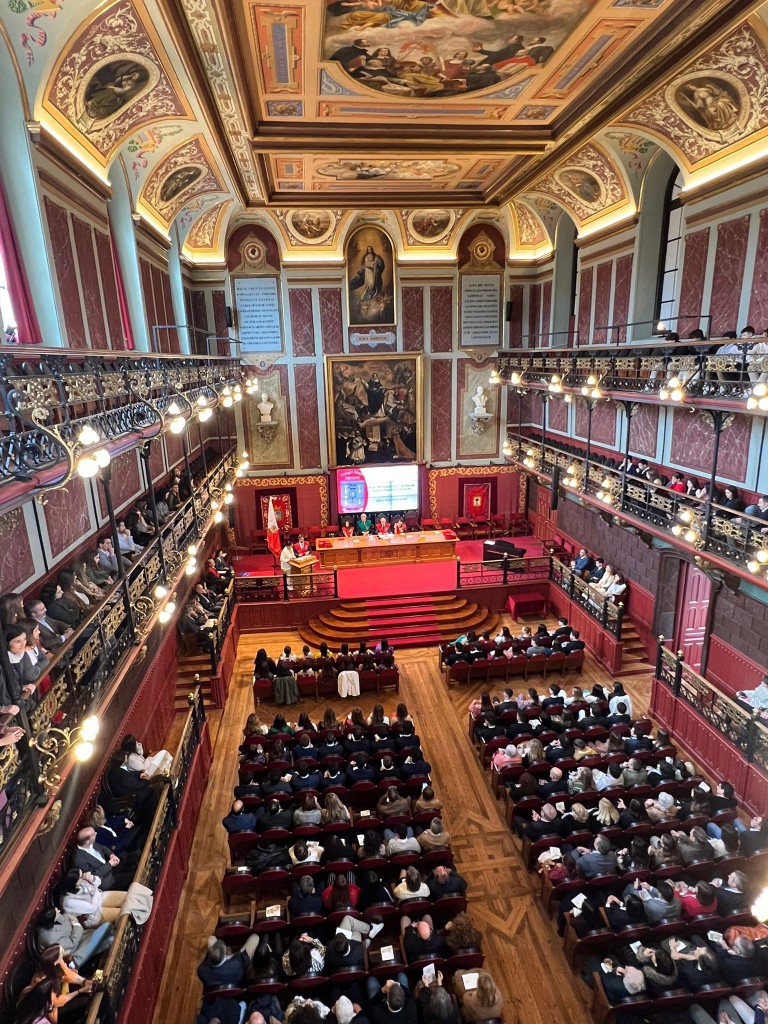 Acto de imposición de becas a colegiales mayores Acto de imposición de becas a colegiales mayores