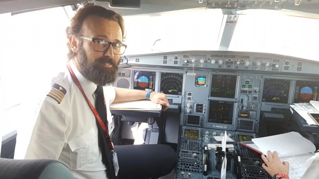 Francisco López Medina, piloto de aviación comercial, visita el Colegio Mayor Francisco López Medina, piloto de aviación comercial, visita el Colegio Mayor